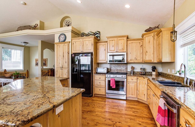 Rathdrum Home w/ Hot Tub: Steps to Beach Access!