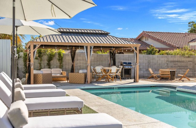 Rather Be in Bermuda – Poolside Family Getaway