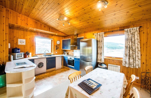Raven Lodge with beautiful views of Loch Dochart