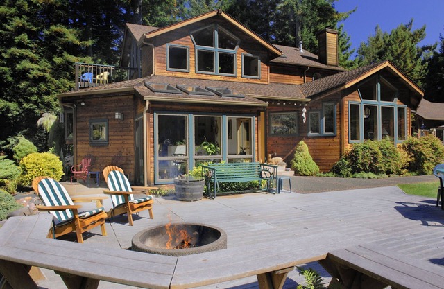 Raven Ridge Retreat ~ Forêt de séquoias privée, bain à remous et foyer, cadre de parc.