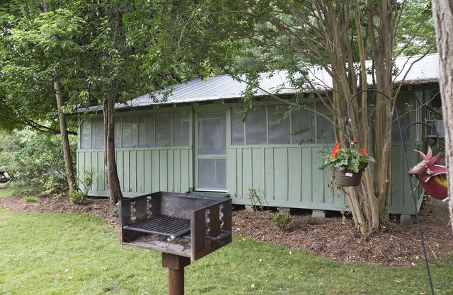 Raven's Roost Cabin a deux chambres et peut accueillir quatre personnes.
