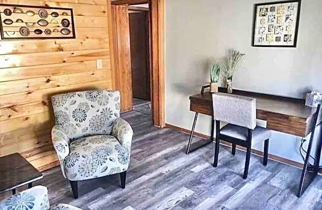 Ravens Avenue 4rm Suite on Main, Fireplace &Dog Ok