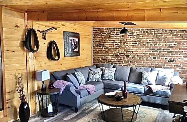 Ravens Little Brick Lodge on Main,kitchen, dogs ok