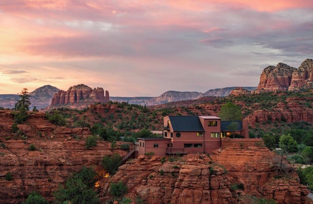 Ravens Rock Retreat: Clifftop Estate w/ 360 Views