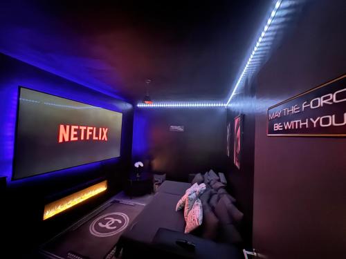 Rawson Apartments - Stylish City Centre Hideaway with 85 inch TV Cinema Room & Pool Table