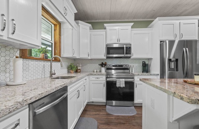 Rayburn Country Home Steps to the Golf Course and minutes to the Resort!