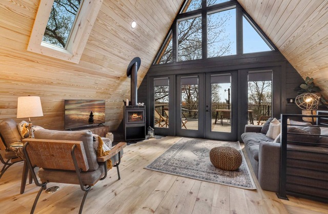 Rayburn Ridge - A Frame Cabin on Beaver Lake