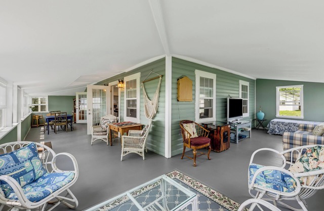 Rays On The River: Watch Nature Come Alive from Your Dockside Retreat!