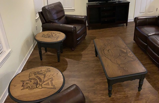 Razorback Retreat: 3BR, 2BA Sleeps 8 King Bed Garage Access 2min to UofA