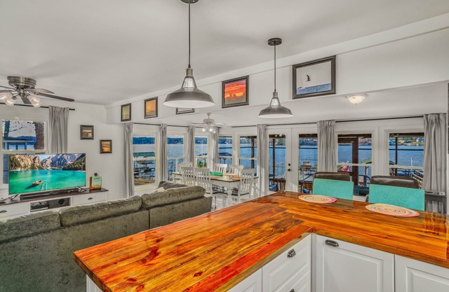 READY TO RELAX? Lake front house w/ beautiful Sunsets on Lake Greenwood