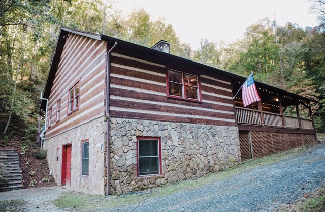Real Log Cabin + 34 acres + Creek + Barn + Easy Access + Nantahala Forest!