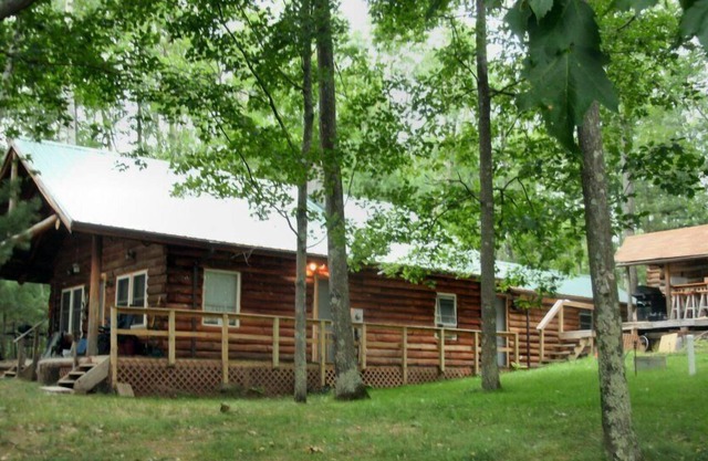 Véritable cabane en rondins sur la chaîne des lacs Eau Claire près de Hayward, WI