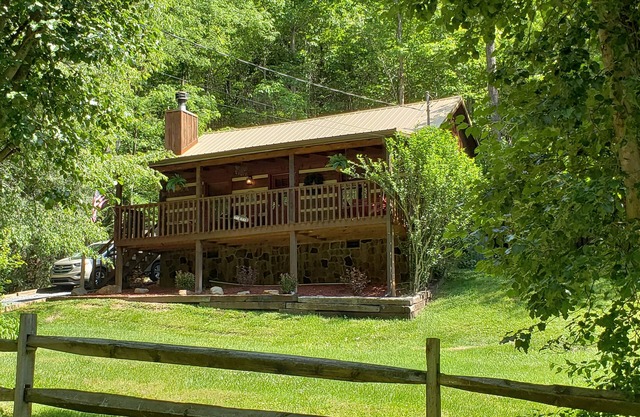 3 novembre au 7 novembre OUVERT! Véritable cheminée, animaux acceptés! 5 min à Pigeon Forge