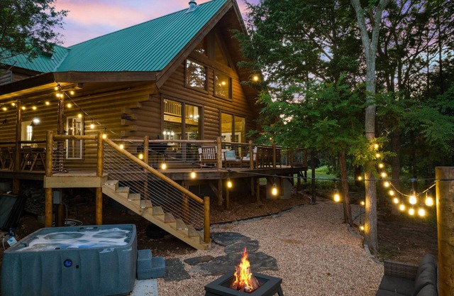 Cedar Park Mansion Hideout |Sleeps 32 | Breathtaking Views - Cozy Nightlife - Giant Deck