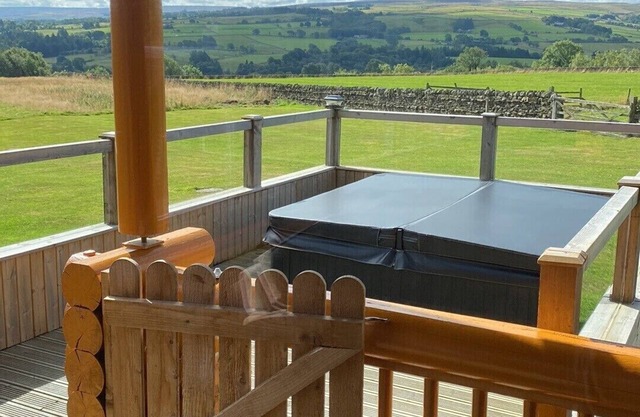 Pet friendly Log cabin with hot tub - Staward
