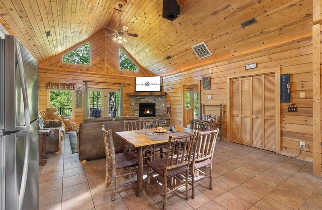 Top Of The Cabin Rock * Amazing Location * Hot Tub * Cheminée * Great Views * WIFI * Grill