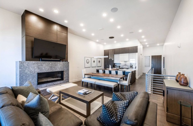 Real ski-in ski-out luxury townhouse with private hot tub & covered parking