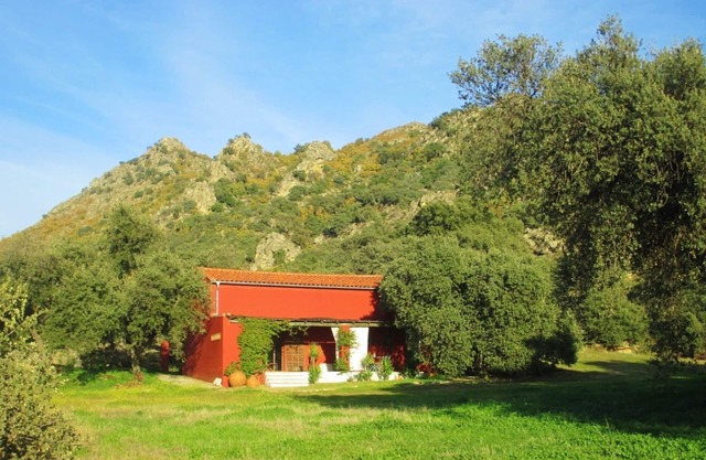 Grange de vacances vraiment spéciale dans un magnifique paysage de sierra avec une grande piscine