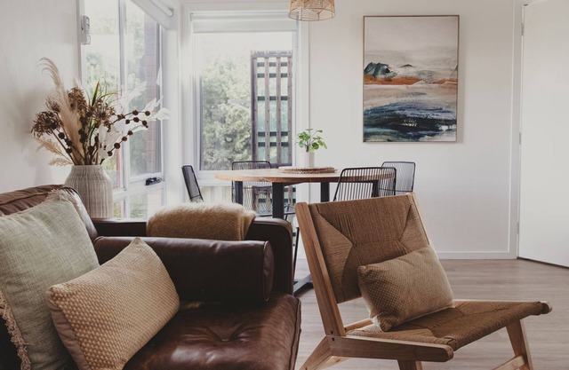 Reardon Retreat - A stones throw to the beach