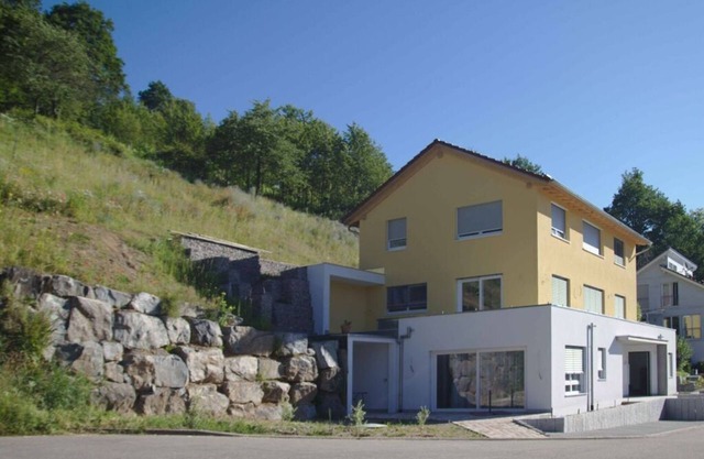 Moderna casa de vacaciones con jardín