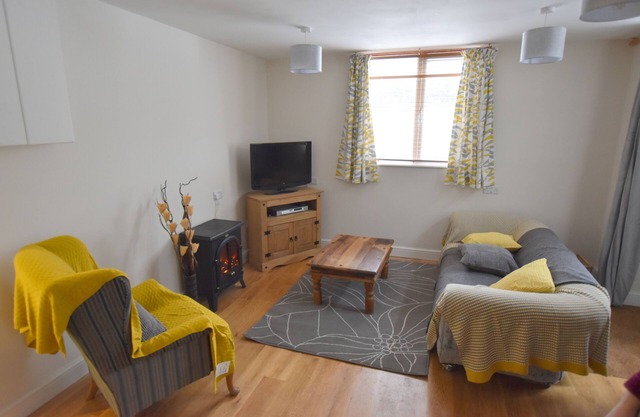 Annexe de 2 chambres récemment rénovée avec salon et cuisine à aire ouverte.