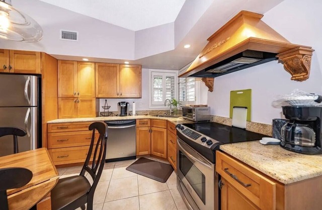Recently Updated 2 bedroom 1.5 Bath House. Close to Shopping and Theme Parks