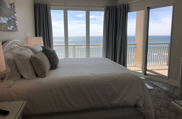 NOUVEAU PROPRIÉTAIRE - MIS À JOUR - MAINTENANT DISPONIBLE - Gulf / Beach Front 2BR / 2BA, High Pointe