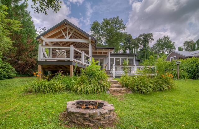 Maison récemment mise à jour sur la rivière Toccoa près du centre-ville avec climatisation centrale et Wi-Fi