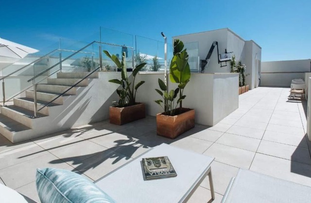 Recreational Vacation Trip! 2 Commodious Units, minutes from Plaza de España