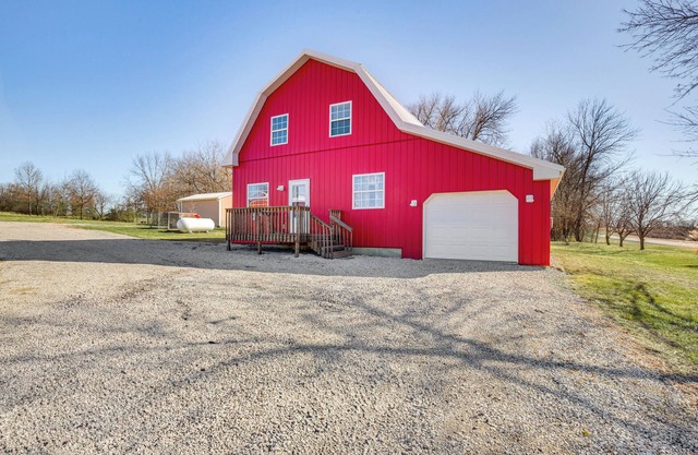 'Red Barn Getaway' Chillicothe Countryside Home