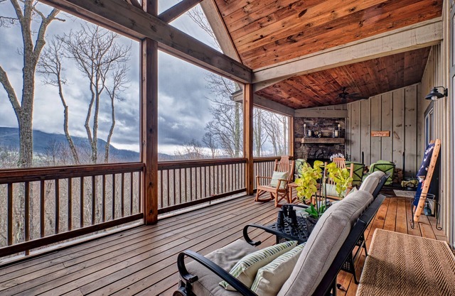 Red Bear-Inn! Mountain View Enjoyed From Screened Deck With Fireplace!