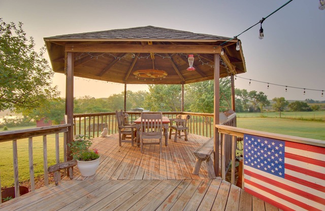 Red Bluff Inn & Retreat w/ Entire Ranch on Lake!