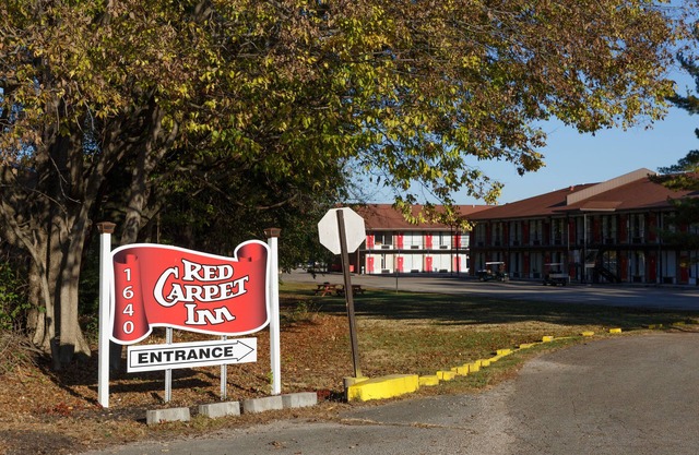 Red Carpet Inn - Louisville