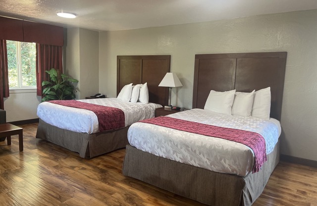 Red Carpet Inn Medford