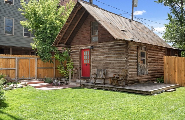 Red Door Hideout | Historic D/T Carbondale Cabin