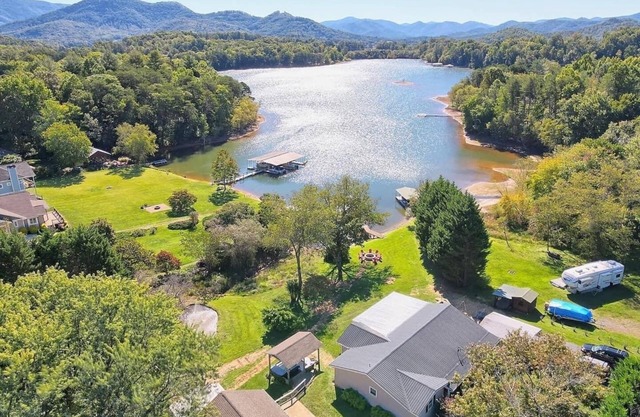 Red Door Retreat & Cottage on Lake Chatuge