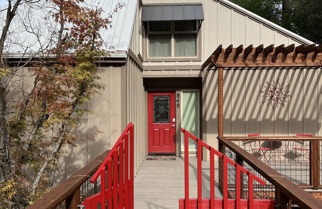 Red Gate Retreat - Tout Nouveau, niché dans la nature, à pied de la rue Main!
