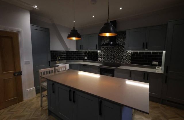 de Luxe-Appartement-Salle de bain et douche-Vue sur Rue