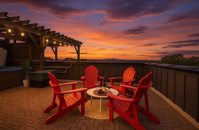 Red Radiance - Hot Tub - Dual Balconies