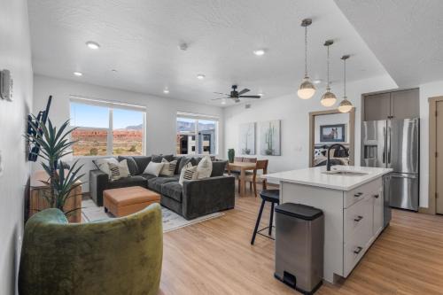 Red Rock Oasis - Brand New Home 3-Bed Sleeps 10
