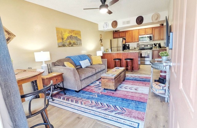 ~ Red Rock Sanctuary~Red Rock Views~Pool~BBQ~Cozy~