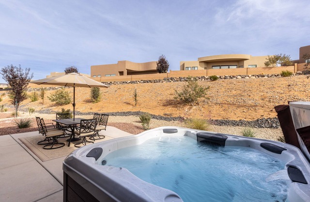 Red Rock & Turned Wood Escape At Ledges Golf Club *Private Hot Tub Included!