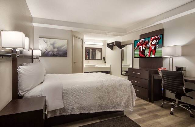 Red Roof Inn PLUS+ & Suites Erie