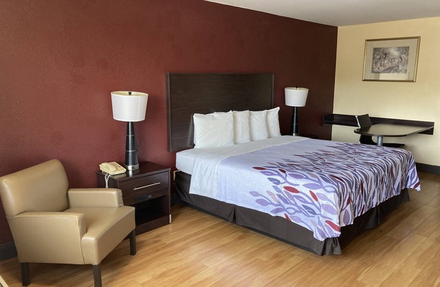 Red Roof Inn & Suites Cleveland, TN