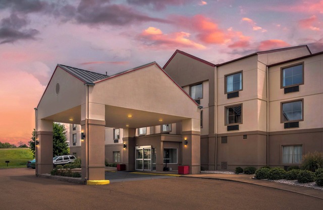 Red Roof Inn & Suites Vicksburg