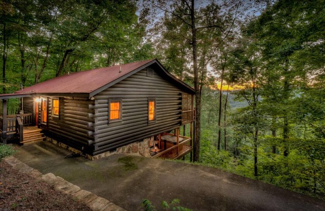 Red Roof Zen - Aska Adventure Area | Mountain View | Dog Friendly | Hot Tub