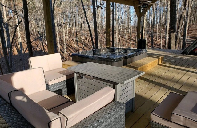 Couples Themed Adult Romantic 2 Bedroom Treehouse Cabin with hot tub & 2 decks!!