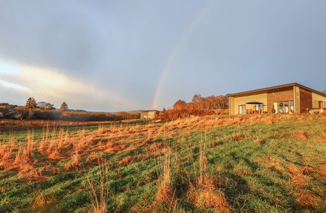 RED SQUIRREL, pet friendly, character holiday cottage in Dornoch