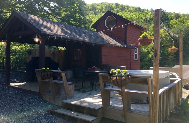 Red Tiny House dans les montagnes - cascade, jacuzzi et vue imprenable sur la ferme