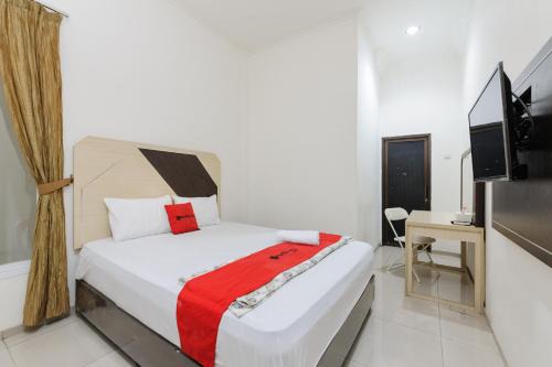 RedDoorz at Jatiwaringin near Exit Toll Pondok Gede
